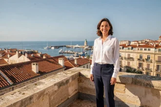 Architecte femme sur un toit-terrasse avec vue panoramique sur Marseille et le Vieux-Port